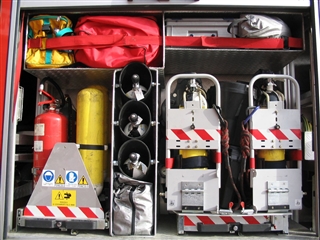 L'autobotte È Dotata di Quattro Autoprotettori E Svariate Bombole D'aria.
